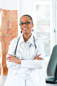 诊所年轻女医生的肖像窗户女士工作卫生保健文档医院黑色女性办公室图片