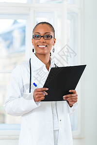 诊所年轻女医生的肖像医疗博士工作卫生保健女性卷宗职业阅读窗户图片
