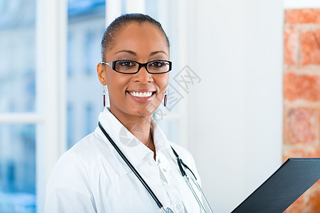 诊所年轻女医生的肖像保健工作女士卫生职业卷宗成人医疗博士药品图片