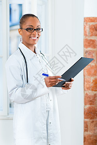 诊所年轻女医生的肖像窗户女性卷宗办公室成人医院卫生职业阅读女士图片