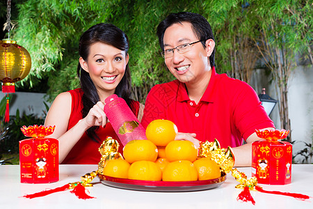 有中国新年传统礼物的夫妇;图片