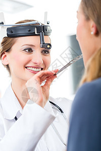 由诊所医生检查的病人人数考试办公室医疗女性专家顾问药品女士保健鼻子图片