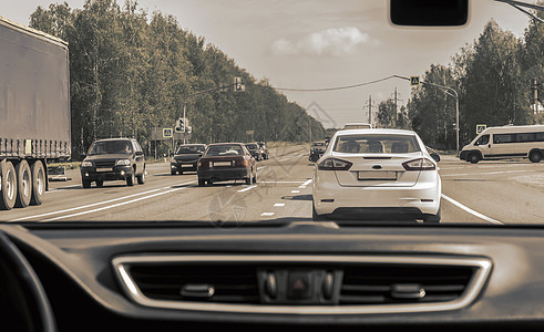 从车窗的高速公路上看到树木车轮沥青太阳玻璃速度骑术运动运输季节图片