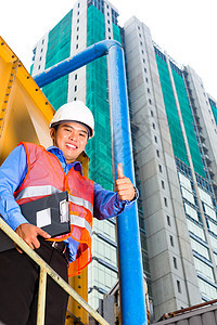 建筑工地的亚洲工人或主管理货员导师背心职员头盔监督工程师控制投资建筑师图片