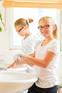 女孩洗手在洗澡呢配件过夜集团访问卫生孩子孩子们友谊朋友喜悦图片