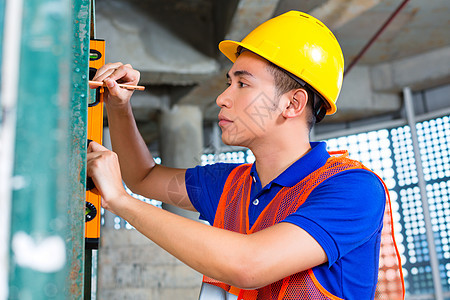 建筑商或工人控制建筑物或建筑工地工匠安全房地产导师劳动男性检查男人工作头盔图片