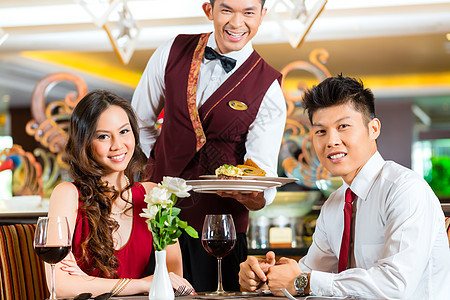 中国服务员在优雅餐厅或酒店吃晚饭食物派对盘子团体桌子用餐成人纪念日管家夫妻图片