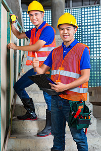 亚洲工人在建筑工地上控制建筑的亚洲工人房地产安全帽房子员工男性职业男人讨论劳动建设者图片
