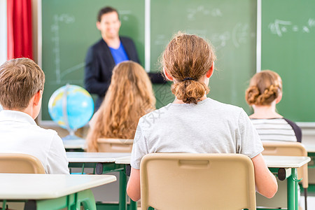 教师在学校的班级董事会上教学或教书学习孩子们木板女孩们导师数学教育男孩们队友讲解员图片