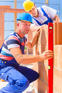 建筑工地工人检查建筑物贝壳建设者控制职业男人安全帽气泡工作脚手架安全男性图片