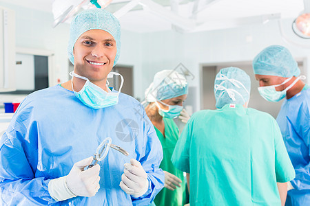 手术室手术室的医院外科医生情况职员擦洗诊所人员操作专家机器手术男人图片