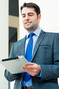 使用平板电脑的商务人士职业公司阅读软垫树木男性管理人员药片套装商务图片