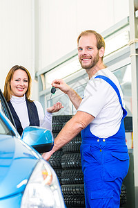 汽车车间的顾客和汽车修理工工作站职业整体维修女士车辆蓝色女性钥匙工作图片