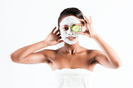 在演播室的美丽的非洲女人 面部面罩皮肤健康治疗面具奢华面膜爆炸温泉工作室护理图片
