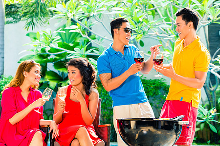 亚洲夫妇在烧烤和饮酒方面阳光太阳食物玉米炙烤眼镜棒子闲暇男人团体图片