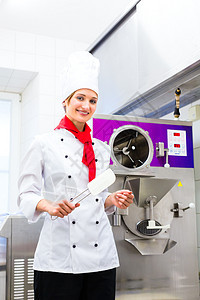 厨师用机器准备冰淇淋牛奶商业美食厨房客厅餐厅食物甜点生产职业图片