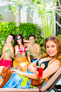 亚洲朋友在酒店的游泳池派对上聚会朋友们男人树干太阳阳光比基尼微笑游泳俱乐部庆典图片