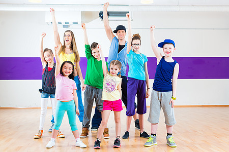 舞蹈老师给孩子们提供Zumba健身班训练工作室乐趣运动培训师编舞喜悦女孩们班级快乐图片