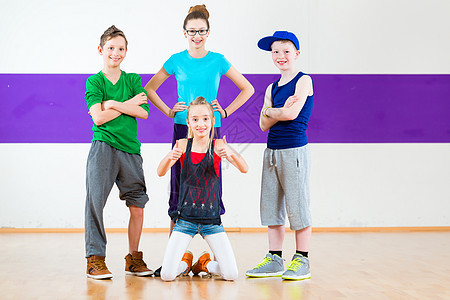 孩子们在舞蹈学校中训练Zumba健身工作室编舞喜悦尊巴女孩们团体韵律男孩们快乐班级图片