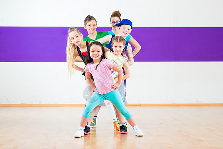 孩子们在舞蹈学校中训练Zumba健身乐趣喜悦团体中心男孩们编舞运动尊巴快乐舞蹈家图片
