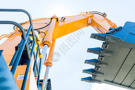 铁铲挖土机亚洲建筑工人男性工地员工司机黄色建筑头盔安全橙子职业图片