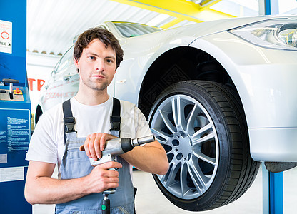 汽车车间的机械轮胎更换车辆工具技术员男人男性修理工店铺作坊服务工程师图片