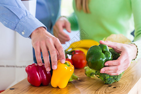 健康生活 吃水果和蔬菜的夫妇窗户女士房子夫妻厨房食物青菜营养饮食图片