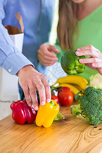健康生活 吃水果和蔬菜的夫妇房子营养女士厨房窗户食物青菜夫妻饮食图片