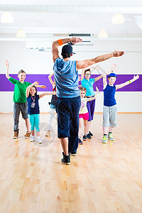 舞蹈老师给孩子提供健身班编舞培训师男孩们健身房运动女孩们舞蹈家团体喜悦快乐图片