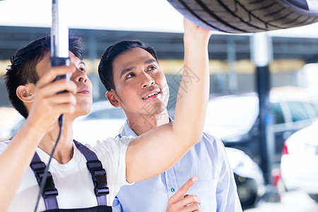 亚洲汽车车间的汽车修理师和顾客工程师服务工作咨询男性地面修理运输作坊职业图片