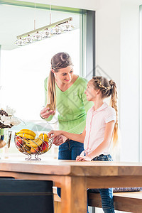 家庭为了健康生活而吃新鲜水果的家庭食物窗户女孩女儿营养厨房女士母亲孩子饮食图片
