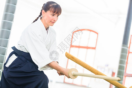 女人和相木斗剑纪律防御斗争学生培训师自卫学校艺术训练攻击图片