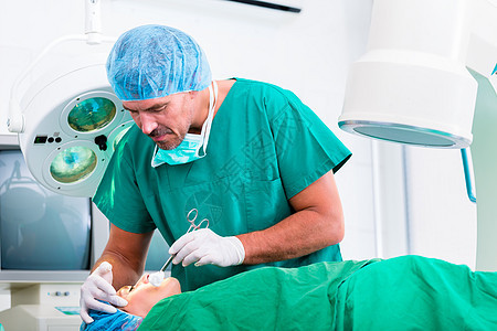 手术室医生在手术室工作骨科医院诊所事故诊断男性房间女士病人急诊室图片