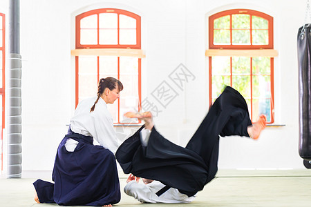 Aikido 教师和学生培训扔掉斗争柔道学校女士男人艺术培训师训练武术裙子图片