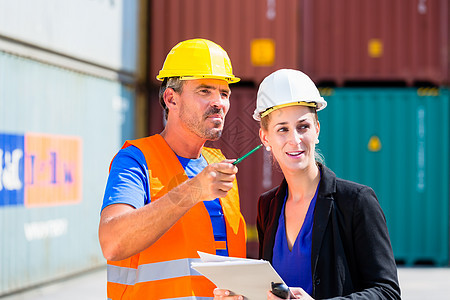 物流公司海运集装箱中雇员的雇用情况经理安全帽商务出口商业运输女士人士货运进口图片