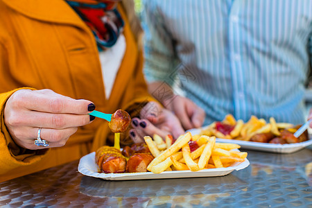 一对夫妇在一边吃德国咖哩伏克特筹码夫妻女士香肠薯条男人食物图片