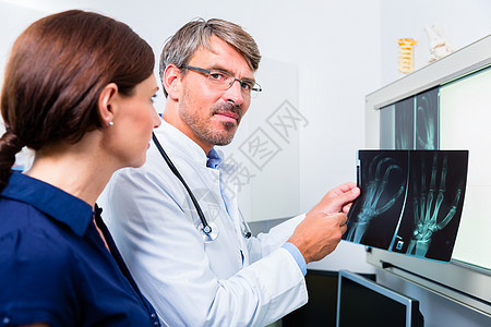 医生用X光照照的病人手手术整形从业者医疗扭伤办公室放射科职业外科诊所图片