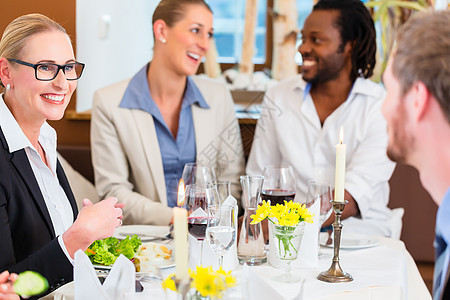 在餐馆吃午餐 有食品和葡萄酒食物商界商务黑色人士会议生意人用餐餐厅女性图片