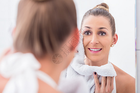 洗手间里的女人镜子美容柔软剂保养瓷砖产品虚荣护理洗澡卫生间图片