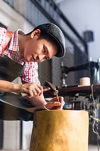 皮革车间中的亚洲鞋或腰带制造器工人生产鞋匠锯床工作男人体力劳动者职场工具员工图片