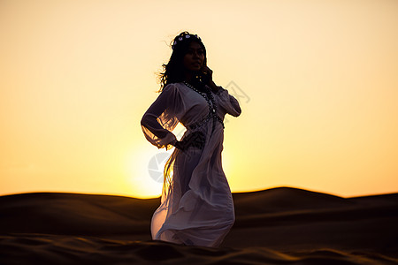 站在沙漠日落的美丽女人女孩太阳沙丘假期自由游客旅游旅行沙漠情绪图片