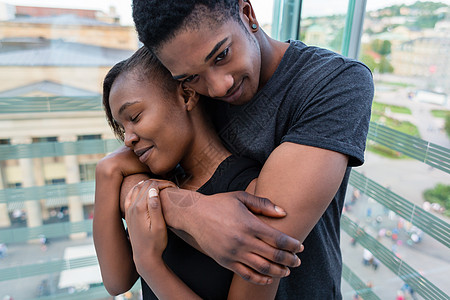 相爱的非裔美国年轻夫妇肖像 在室内装配在一起情人男朋友拥抱青少年青年喜悦窗户黑色投标伙伴图片
