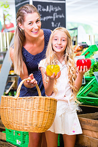 转角店的家庭蔬菜杂货店购物妈妈母亲孩子女孩部门产品市场杂货零售质量图片