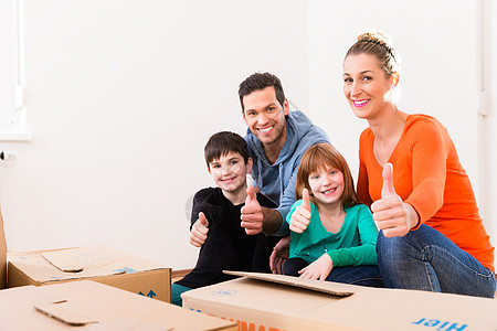 家庭在新家或新家中迁移公寓妈妈父亲盒子财产爸爸房地产包装箱女儿孩子图片