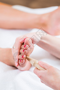 妇女接受脚按摩的体格学女士针灸师治疗师女孩职业卫生药品中医治疗反射图片