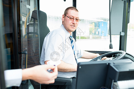 公共汽车司机在公共汽车上卖票公交线路民众公车教练交通工作职业驾驶座运输男人图片