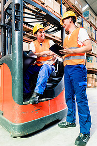 位于叉车检查清单中后勤仓库的工人司机领班劳动托盘卡车员工架子劳动者高架男人图片