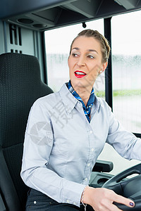 驾驶座女公共汽车司机女士工作运输公交线路公车职业民众公共交通教练销售量图片