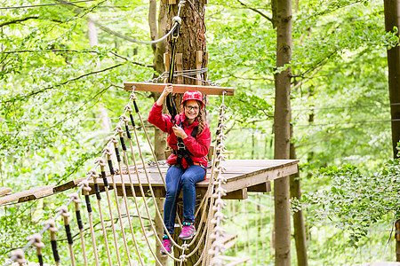 儿童在高绳绳课程中攀登平台风险绳索绿色行动闲暇公园安全运动高空木头图片
