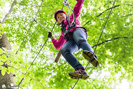 儿童在高绳绳课程中攀登平台行动运动木头绳索安全闲暇高空冒险公园风险图片